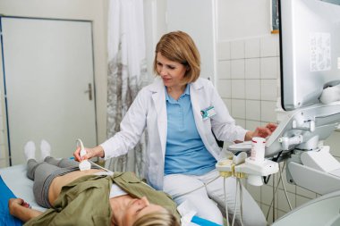 Doktor önleyici bakım sırasında ultrason yapıyor. Karın sonografisi.