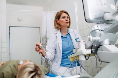 Doktor önleyici bakım sırasında ultrason yapıyor. Karın sonografisi.