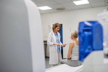Tomografiden hastaya teşhis görüntüleme odasındaki sonuçları açıklayan doktor. Tıbbi danışma.
