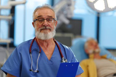 Hastanedeki muayene odasında duran yaşlı doktorun portresi..