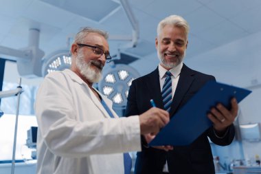 Doktor, ilaç temsilcisiyle sözleşme imzaladı. Başarılı bir anlaşma..