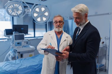 Doktor, ilaç temsilcisiyle sözleşme imzaladı. Başarılı bir anlaşma..