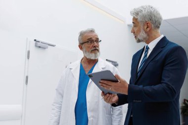 Doktor ilaç temsilcisiyle konuşuyor, hastane ayarları....