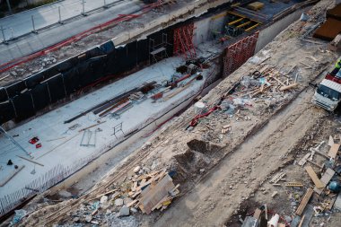 Etkin inşaat sahasında yapısal gelişim üzerine çalışan yapıcılar.