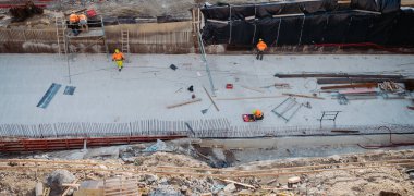 Etkin inşaat sahasında yapısal gelişim üzerine çalışan yapıcılar.