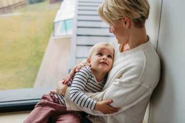 Güzel anne, küçük oğluna sarılıyor..