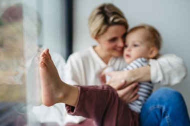 Güzel anne, küçük oğluna sarılıyor..