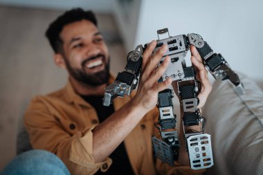 Evde robot projesi üzerinde çalışan yakışıklı bir mühendis. Robot konsepti.