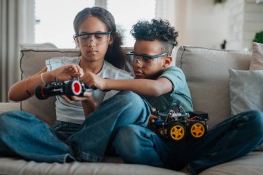 STEM öğreniminin bir parçası olarak evde robot araba inşa eden ve programlayan kardeşler.