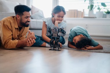 Babam çocuklara BTMM, robot bilimi öğretiyor ve evde teknolojiyi tartışıyorlar..