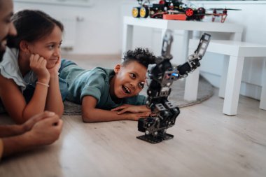 Babam çocuklara BTMM, robot bilimi öğretiyor ve evde teknolojiyi tartışıyorlar..