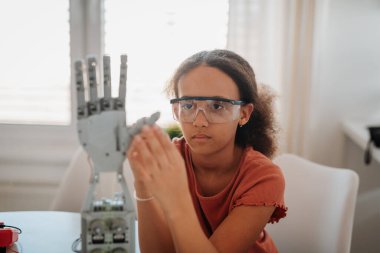 Robot eline hayran olan tatlı bir kız. BTMM öğrenmesi.