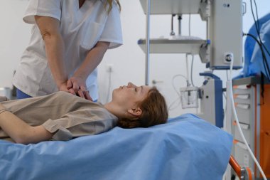 Hayati tehlikesi olan genç hastalara kalp masajı yapan doktorlar..