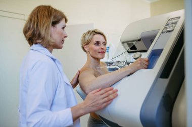 Önleyici sağlık hizmetleri için her yıl mammografi yaptıran yaşlı bir kadın.