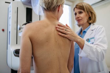 Radyolog, mammografi çekilmeden önce hastayı rahatlatıyor. Koruyucu göğüs kanseri taraması.