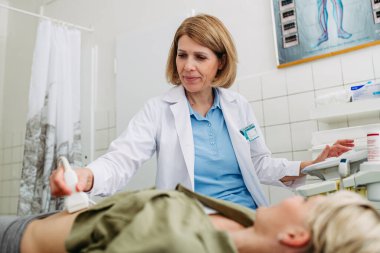 Karın ultrason taraması yapılan bir kadın hasta. Erken hamilelik kontrolü.