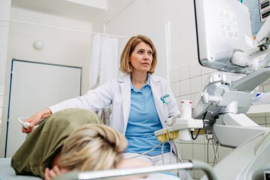 Sırtında ultrason sondası olan tıbbi muayene. Böbrek ya da pelvis ultrasonu.