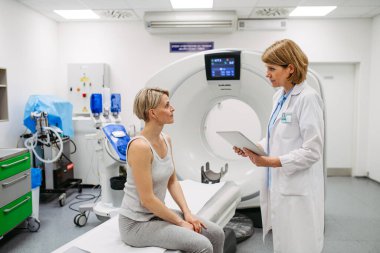 Tomografiden hastaya teşhis görüntüleme odasındaki sonuçları açıklayan doktor. Tıbbi danışma.