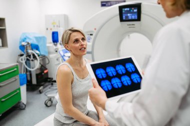 Tomografiden hastaya teşhis görüntüleme odasındaki sonuçları açıklayan doktor. Tıbbi danışma.