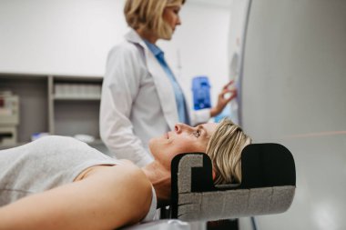 Hasta beyin taraması için bilgisayarlı tomografiye yerleştirildi. Kırmızı lazer çizgileri.