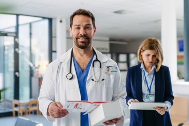Yakışıklı doktor ve ilaç temsilcisi yeni ilaçları ve ilaçları tartışmak için bir araya geldiler..