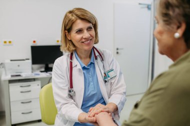 Kıdemli hastayla ilgilenen doktor elleri şefkatli bir jest, tıbbi yardım....