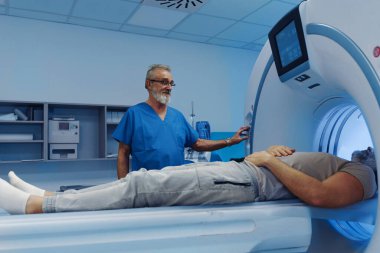 Hastanedeki erkek hasta CT taramasından geçiyor.