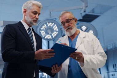 Doktor, ilaç temsilcisiyle sözleşme imzaladı. Başarılı bir anlaşma..