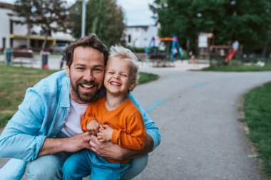 Baba ve çocuğun birlikte eğlendikleri portre. Babalar Günü konsepti.
