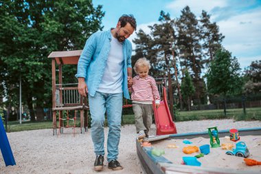Baba ve çocuğun birlikte eğlendikleri portre. Babalar Günü konsepti.