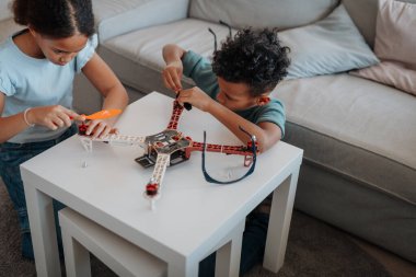 Çocuklar evde drone ile oynuyorlar. Çocuklar için eğitici robotik kitler.