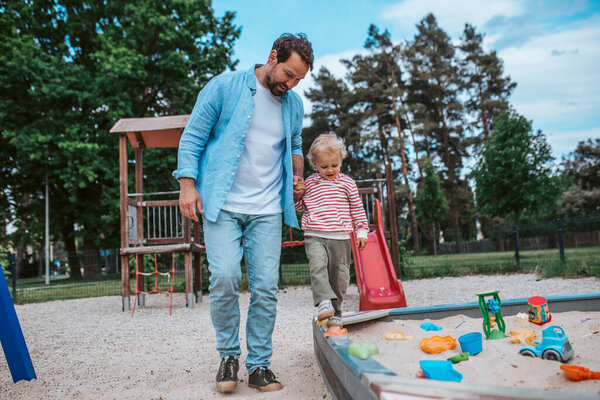 Портрет отца и ребенка, наслаждающихся временем вместе. Концепция Дня отца.