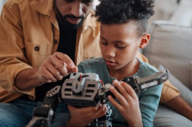 Baba ve oğul evde BTMM, robotik ve teknolojiyi birlikte keşfediyorlar.