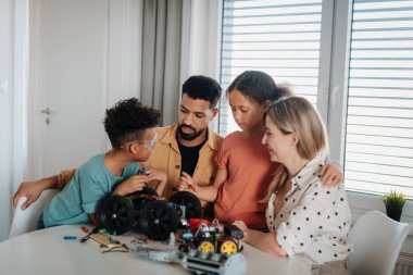 Ebeveynler çocuklarını robotik ve teknik becerileri keşfetmeye teşvik ediyorlar..