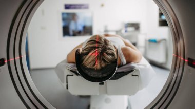 Tıbbi görüntüleme sırasında hastanın tomografi görüntüsü. MRI taramasına giren kadın.