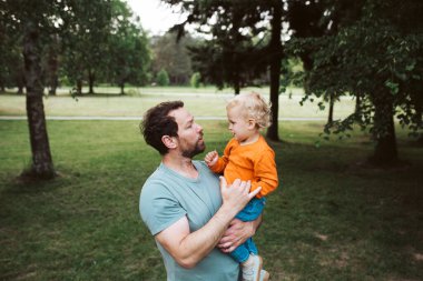Baba ve çocuğun birlikte eğlendikleri portre. Babalar Günü konsepti.