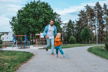 Baba ve çocuğun birlikte eğlendikleri portre. Babalar Günü konsepti.