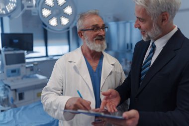 Doktor, ilaç temsilcisiyle sözleşme imzaladı. Başarılı bir anlaşma..