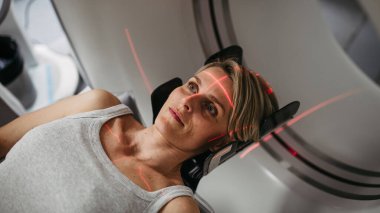 Hasta beyin taraması için bilgisayarlı tomografiye yerleştirildi. Kırmızı lazer çizgileri.