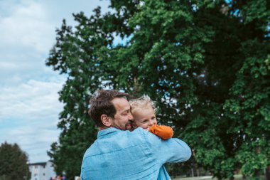 Baba ve çocuğun birlikte eğlendikleri portre. Babalar Günü konsepti.