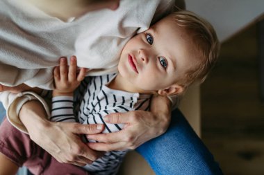 Güzel anne, küçük oğluna sarılıyor..