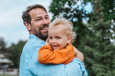 Baba ve çocuğun birlikte eğlendikleri portre. Babalar Günü konsepti.