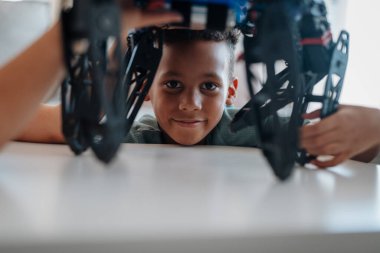 STEM öğreniminin bir parçası olarak evde robot araba üretmeye ve programlamaya odaklanmış çocuk..