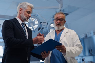 Doktor, ilaç temsilcisiyle sözleşme imzaladı. Başarılı bir anlaşma..