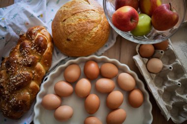 Ev yapımı kahvaltı için taze malzemeler. Kırsal masada yumurta, ekmek ve meyve..