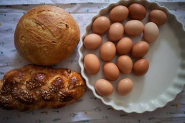 Kırsal mutfak masasında ev yapımı ekmek ve yumurta. Geleneksel kahvaltı malzemeleri.