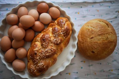 Kırsal mutfak masasında ev yapımı ekmek ve yumurta. Geleneksel kahvaltı malzemeleri.