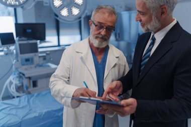 Doktor, ilaç temsilcisiyle sözleşme imzaladı. Başarılı bir anlaşma..