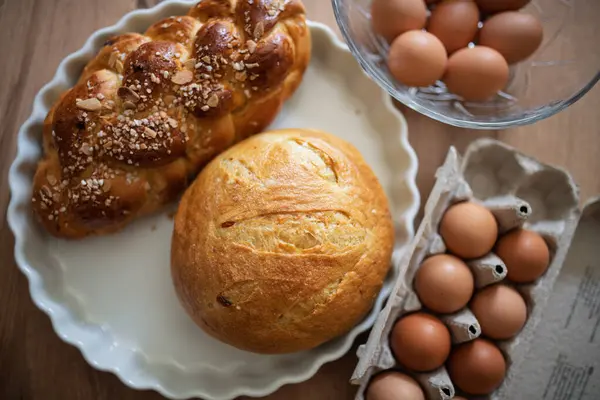 Kırsal mutfak masasında ev yapımı ekmek ve yumurta. Geleneksel kahvaltı malzemeleri.