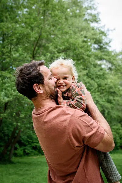 Baba ve çocuğun birlikte eğlendikleri portre. Babalar Günü konsepti.